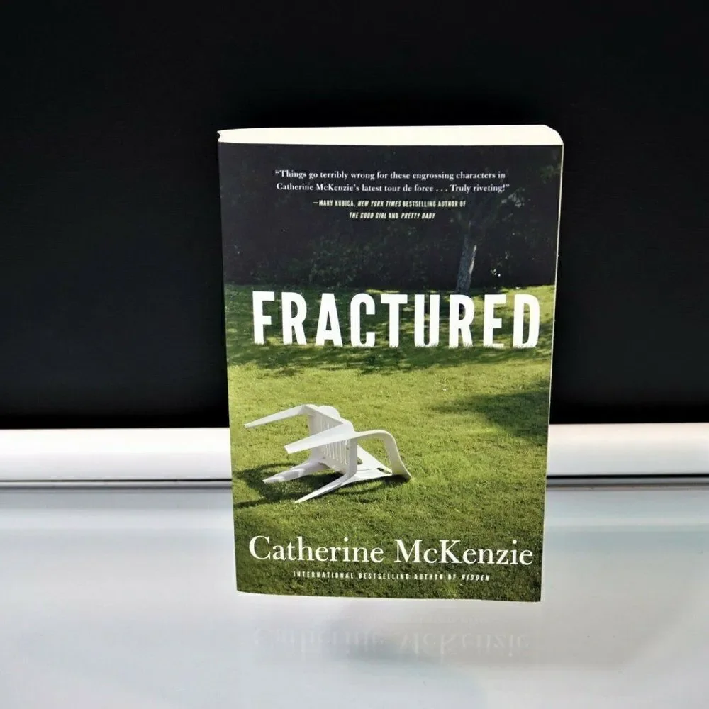 Fractured by Catherine McKenzie 2016 Paperback Lake Union Publishing